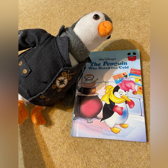 Story time bundle - a Disney book and a toy Penguin - Picture 5 of 10
